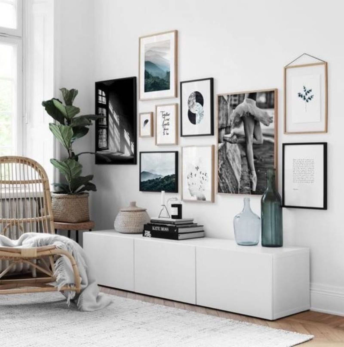 Salón decorado galería de fotos asimétrica.