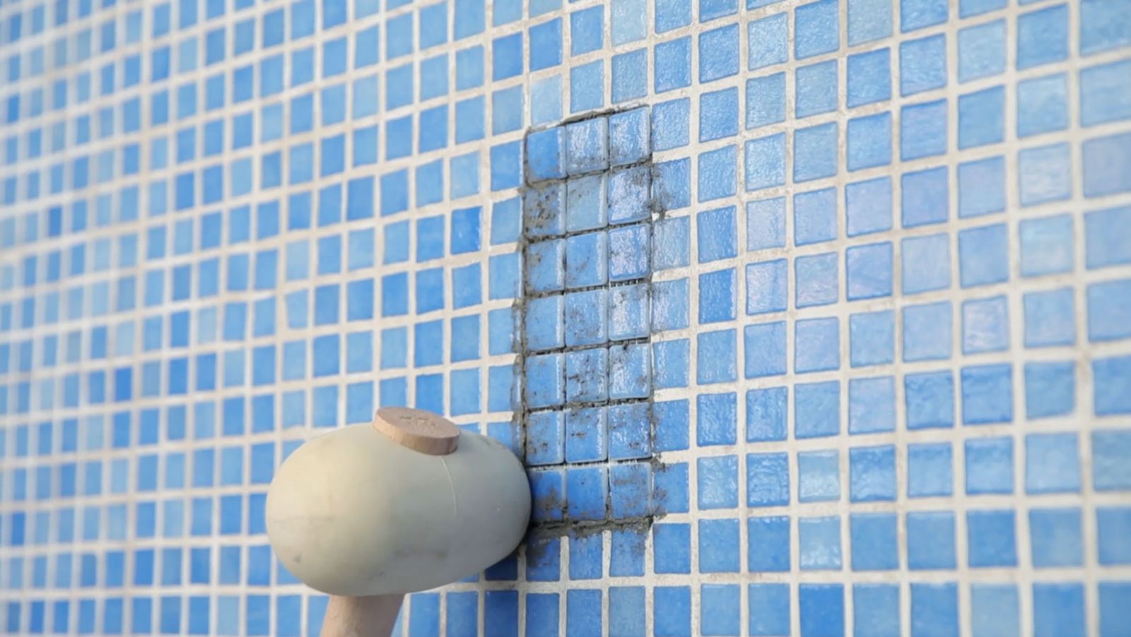 Cómo arreglar baldosas de piscina paso 6