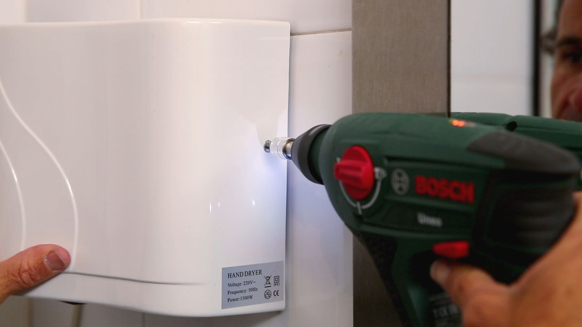 Cómo colocar un secador de manos paso 8