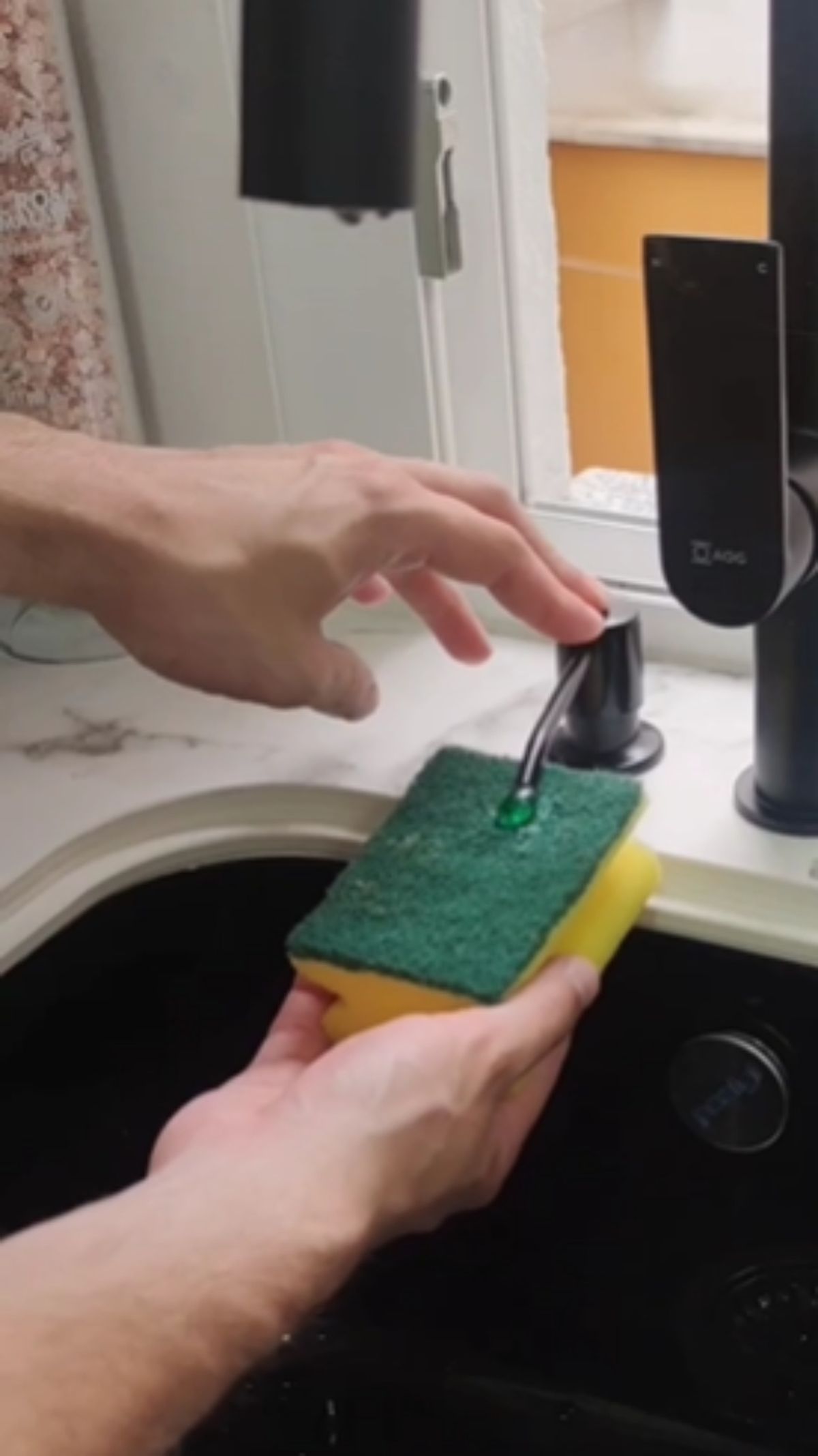 Dispensador de jabón integrado en el fregadero.