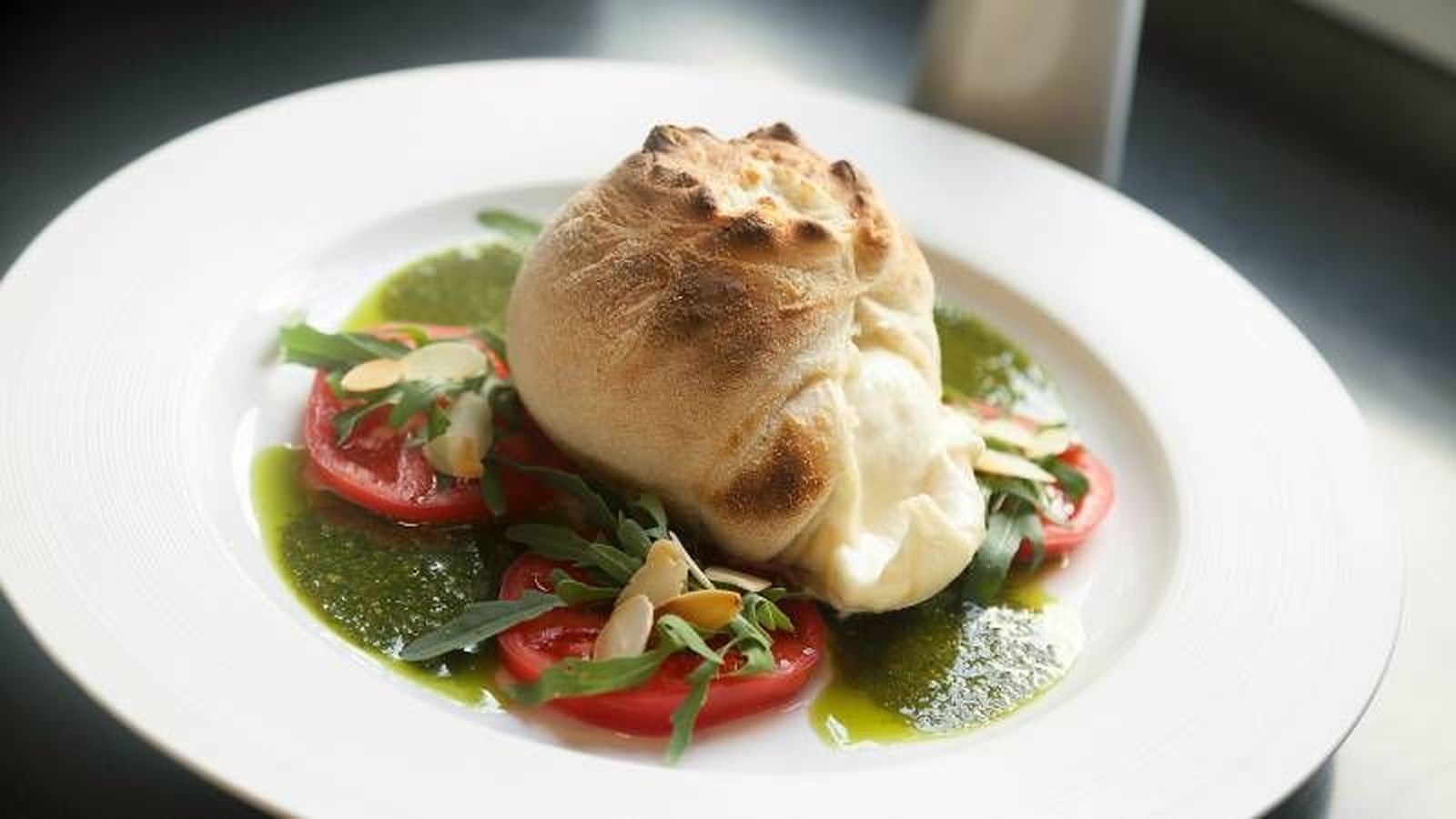 Burrata en masa de pizza al horno