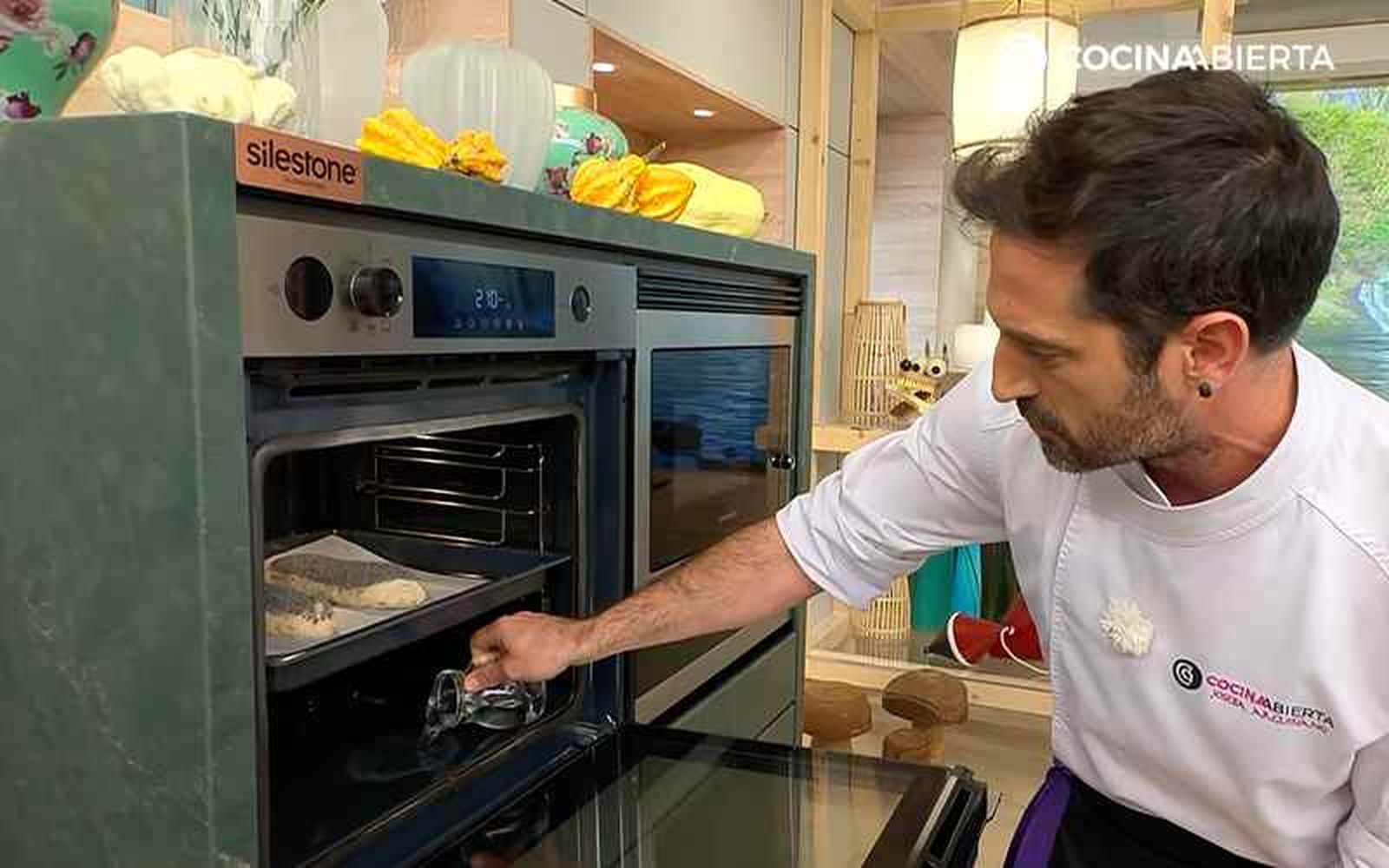 Añade un poco de agua en la base del horno