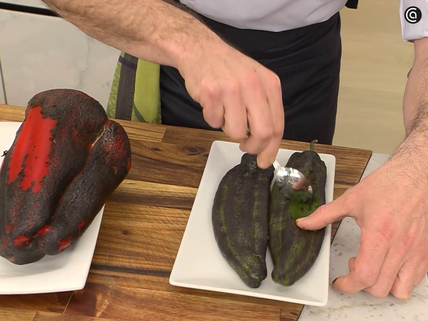 Retira la piel de los pimientos quemados