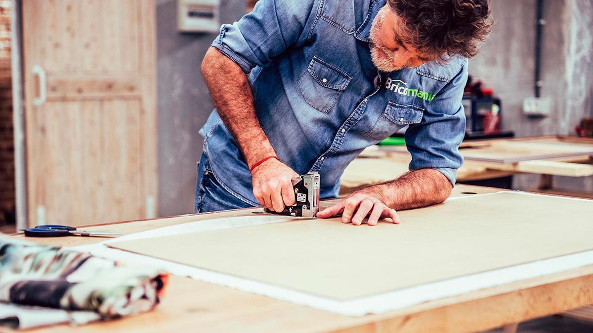Decorar la pared con molduras de cuarterones paso 7