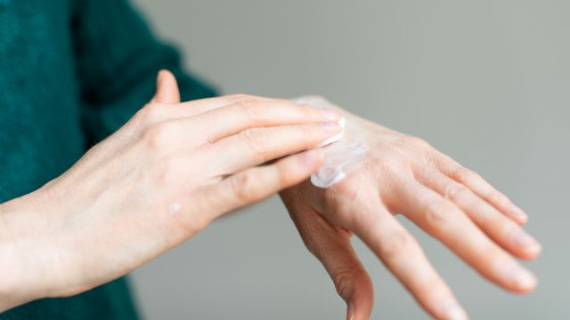 estos son los 10 usos de la crema nivea de lata azul que desconocias manos