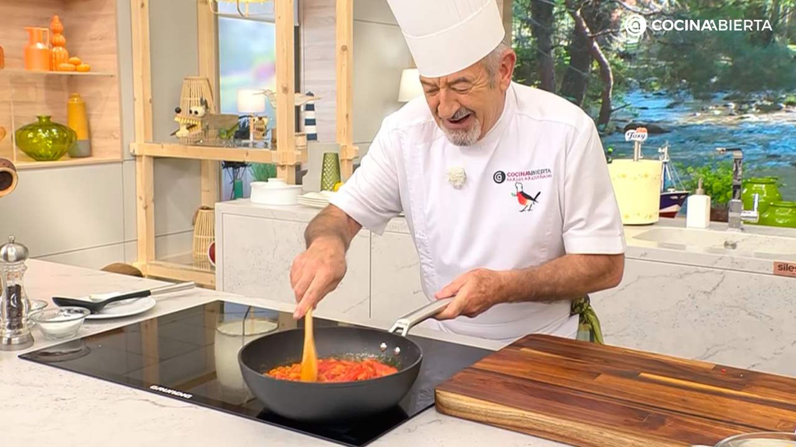 Receta tradicional que combina pimientos asados ​​y tomate en una guarnición deliciosa