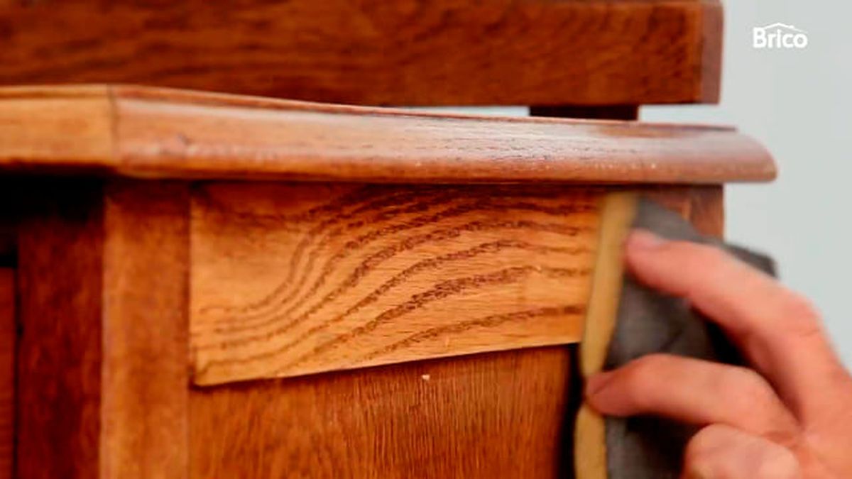 como restaurar un mueble antiguo de madera barnizado 12