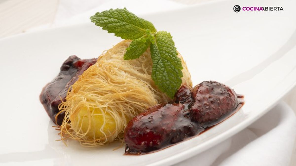 Kataifi con piña y salsa de fresas