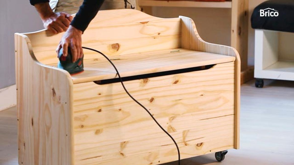 Barnizar baúl de madera paso 1