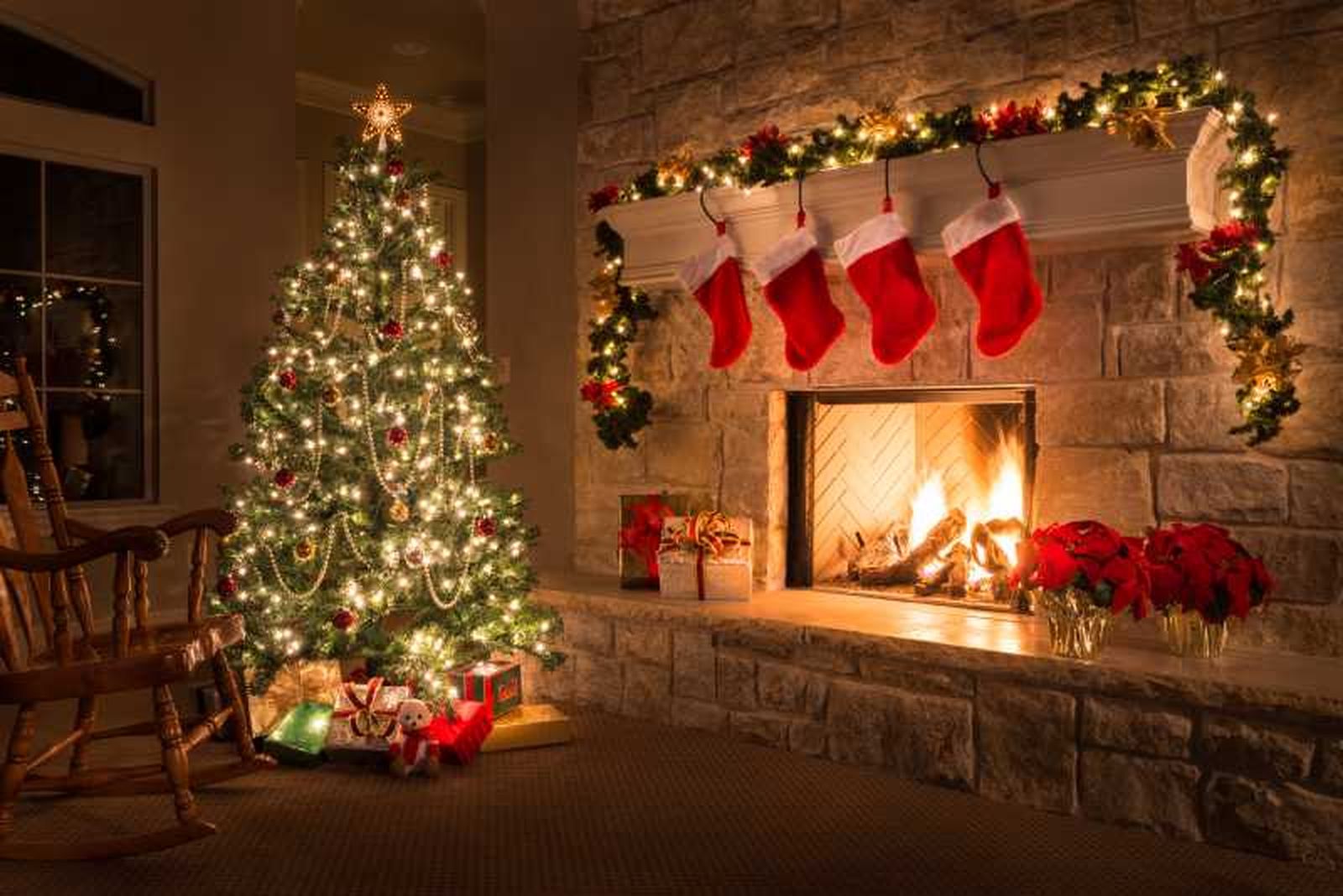 Chimenea decorada con calcetines de Navidad.