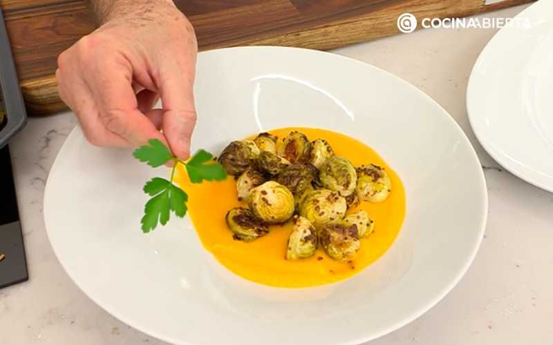 Sirve las coles de Bruselas asadas al horno