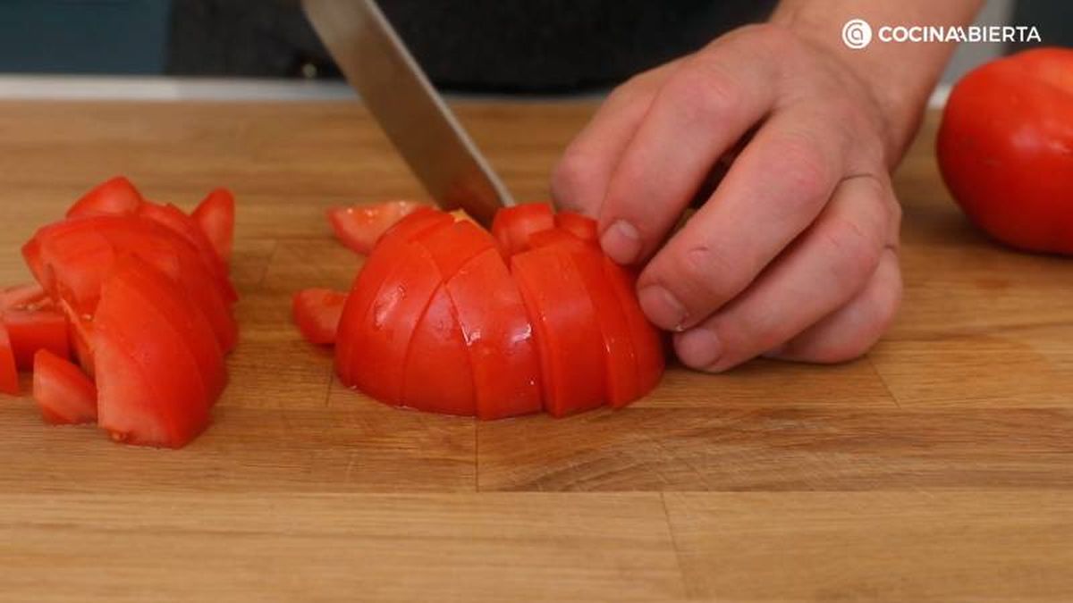 Pica los ajos, la cebolla, el puerro, el hinojo fresco y los tomates