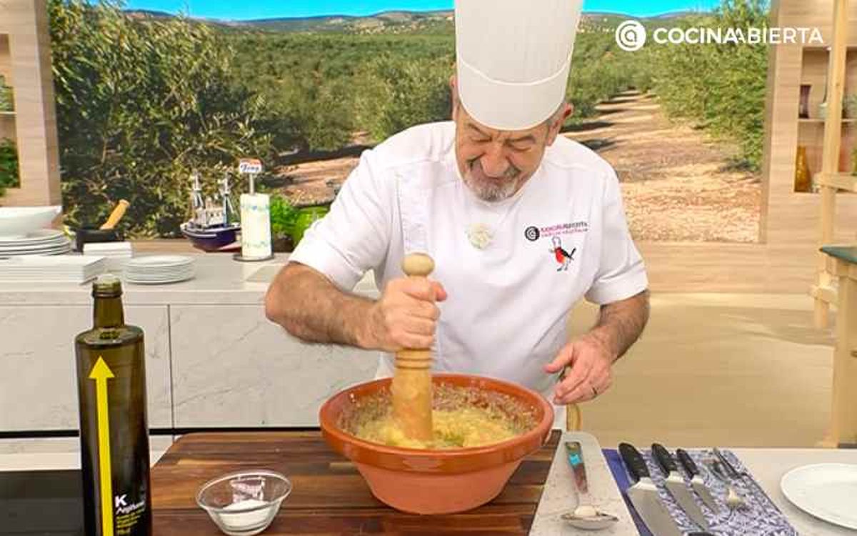 Maja el gazpacho en un dornillo