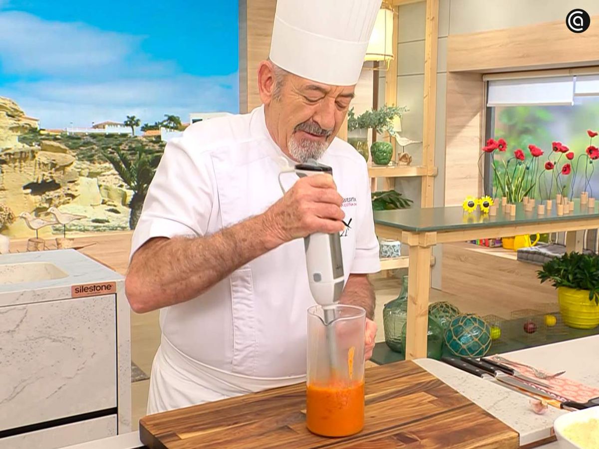 Tritura la cebolla con los piquillos