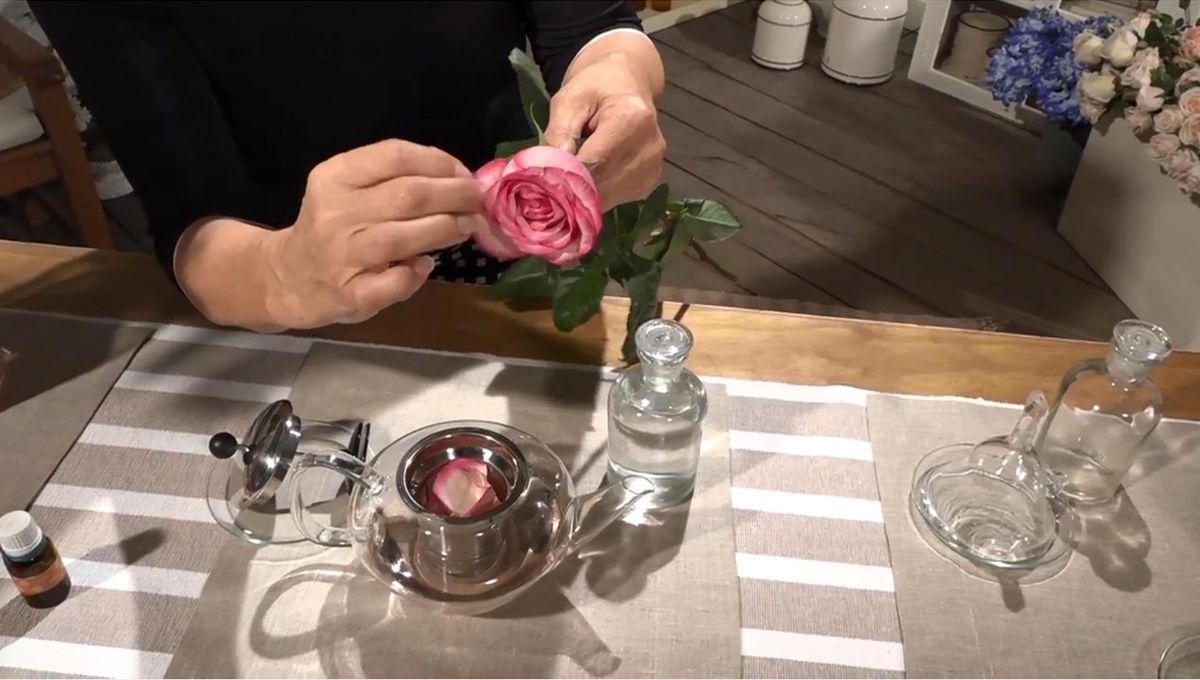 como hacer agua de rosas petalos 1