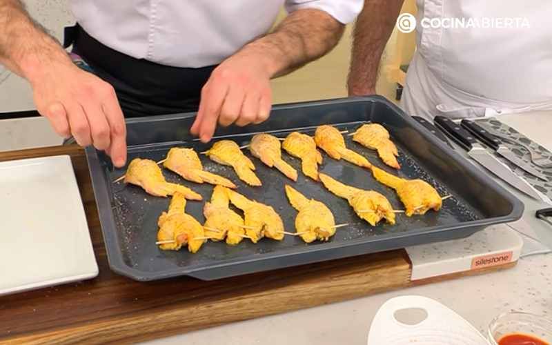 Hornea las alitas de pollo rellenas
