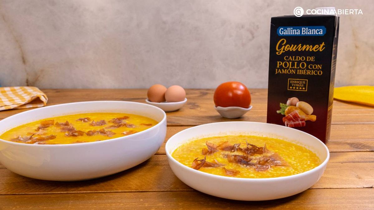 La sopa con virutas de jamón y Caldo Gallina Blanca Gourmet es un plato sencillo y elegante