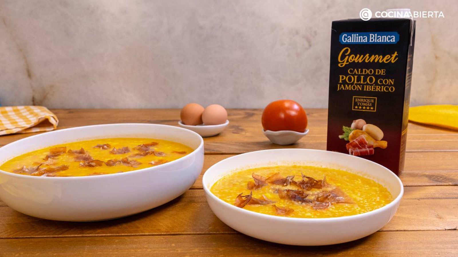 La sopa con virutas de jamón y Caldo Gallina Blanca Gourmet es un plato sencillo y elegante