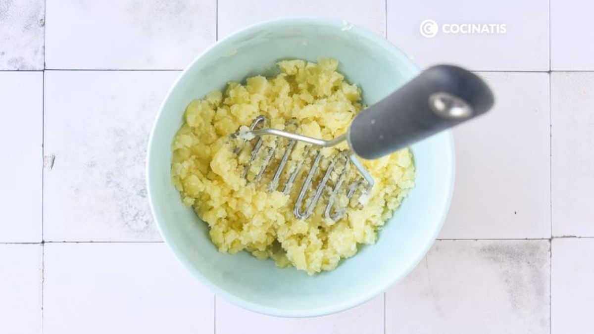Aplastamos las patatas cocidas