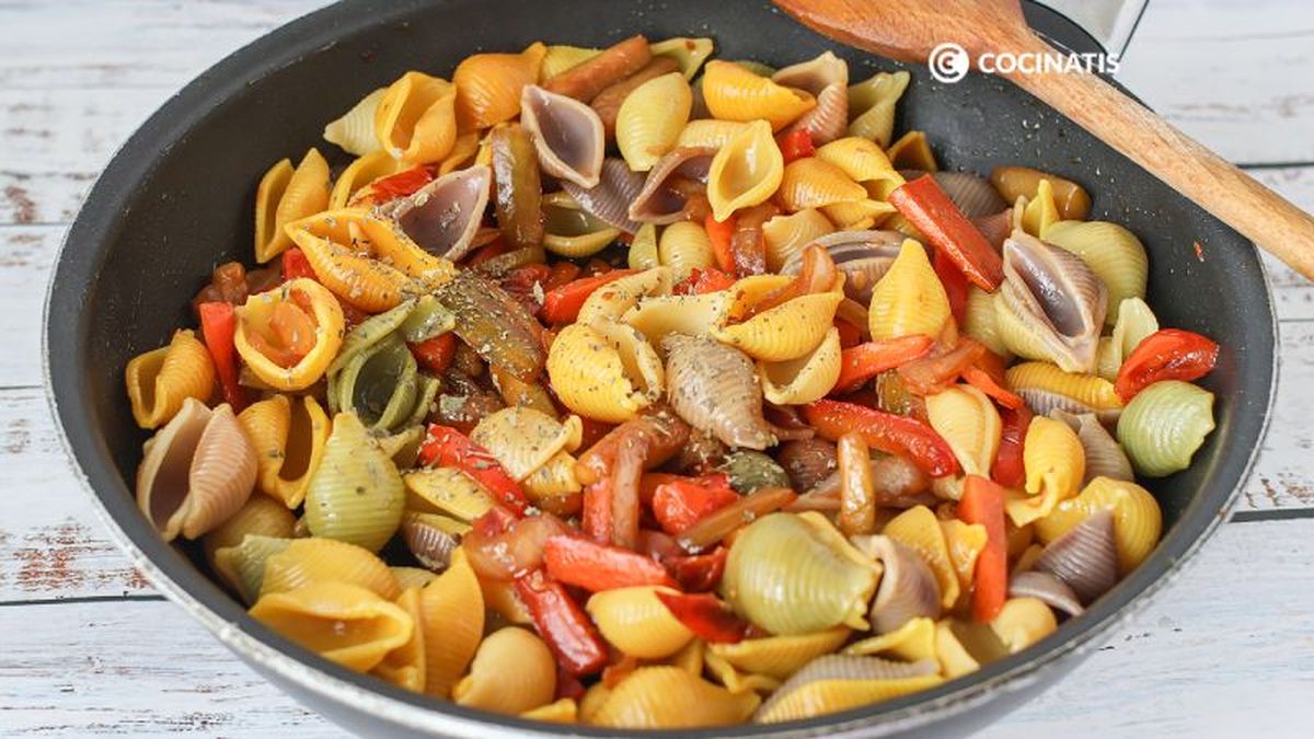 Agregamos las hierbas provenzales a la pasta con verduras