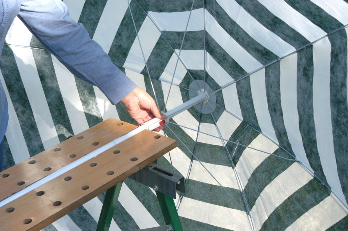 Colocar un pasador en una sombrilla averiada paso 3