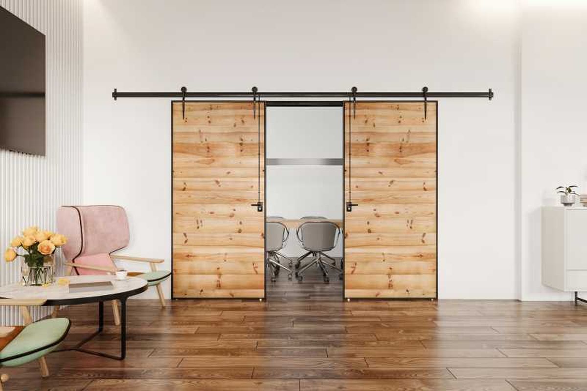 Salón con puertas de granero para separar ambientes.