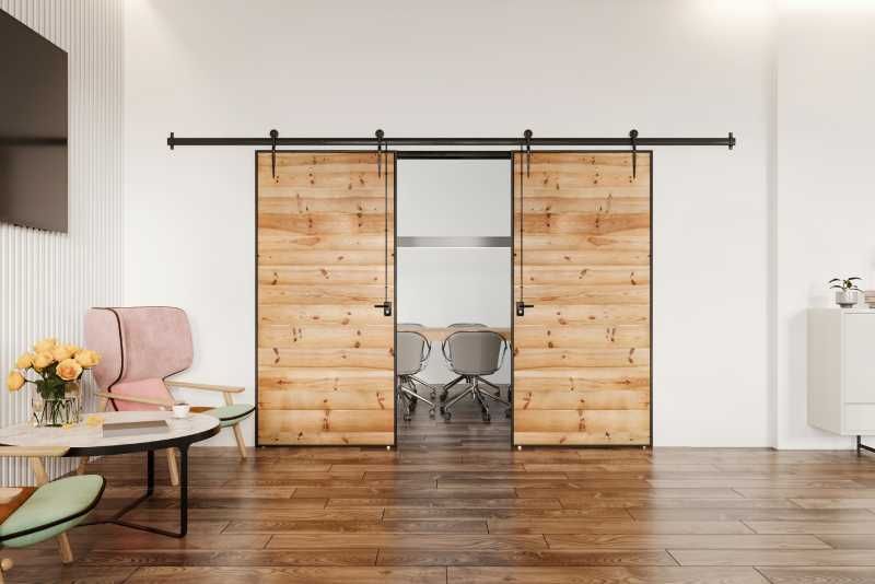 Salón con puertas de granero para separar ambientes.