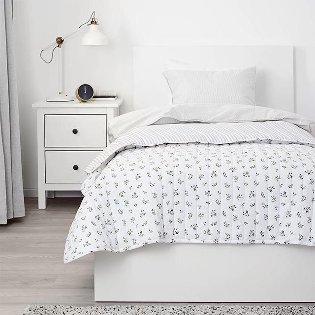 transformar dormitorio adolescente en habitacion mujer joven colcha ikea