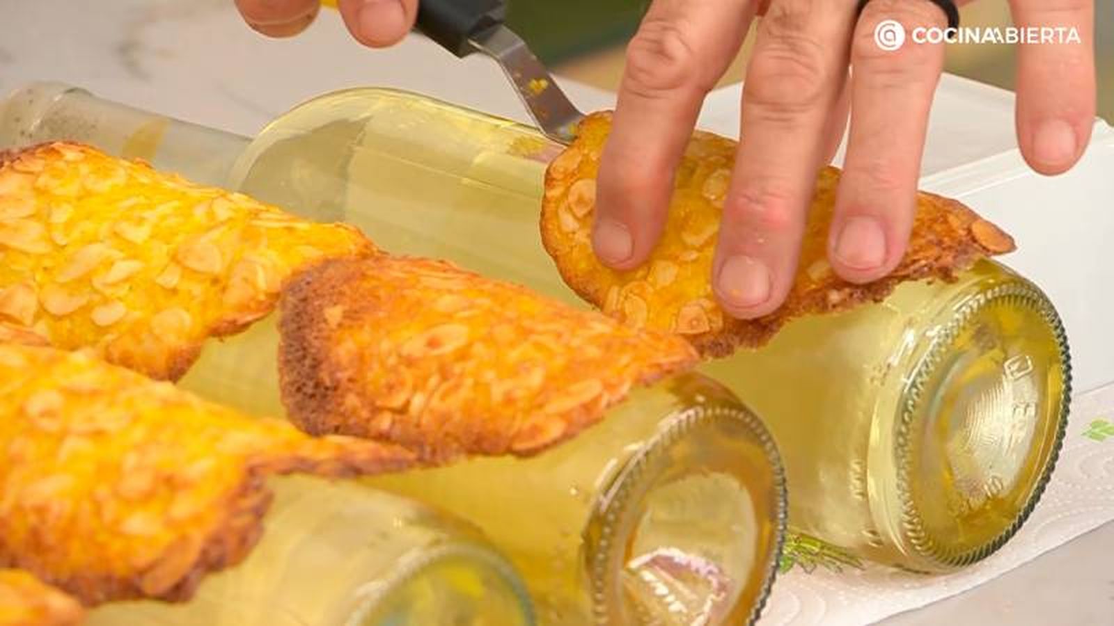 Coloca las tejas calientes sobre botellas para darles forma curva