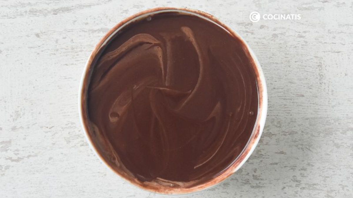 Mezclamos el chocolate con la nata montada