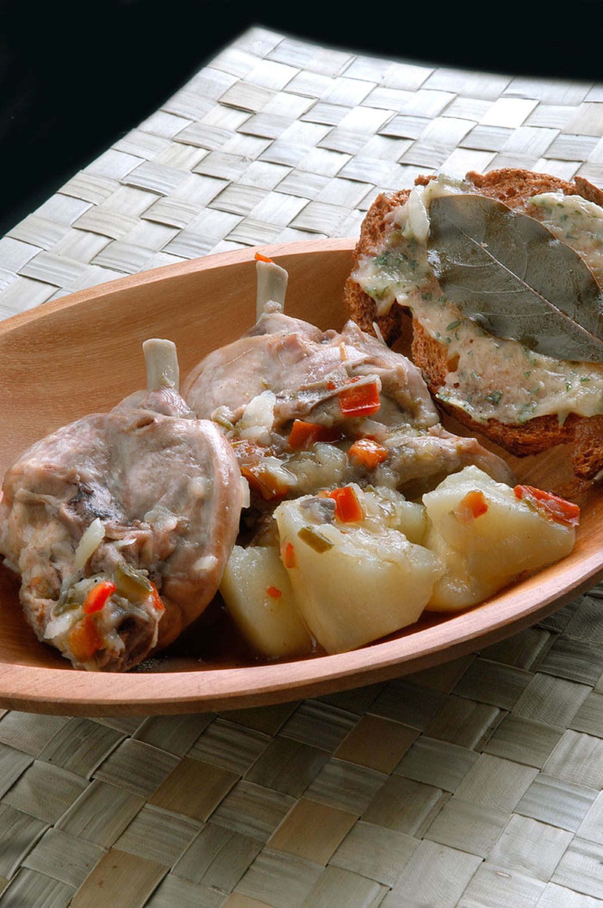 Conejo con patatas al aroma de laurel