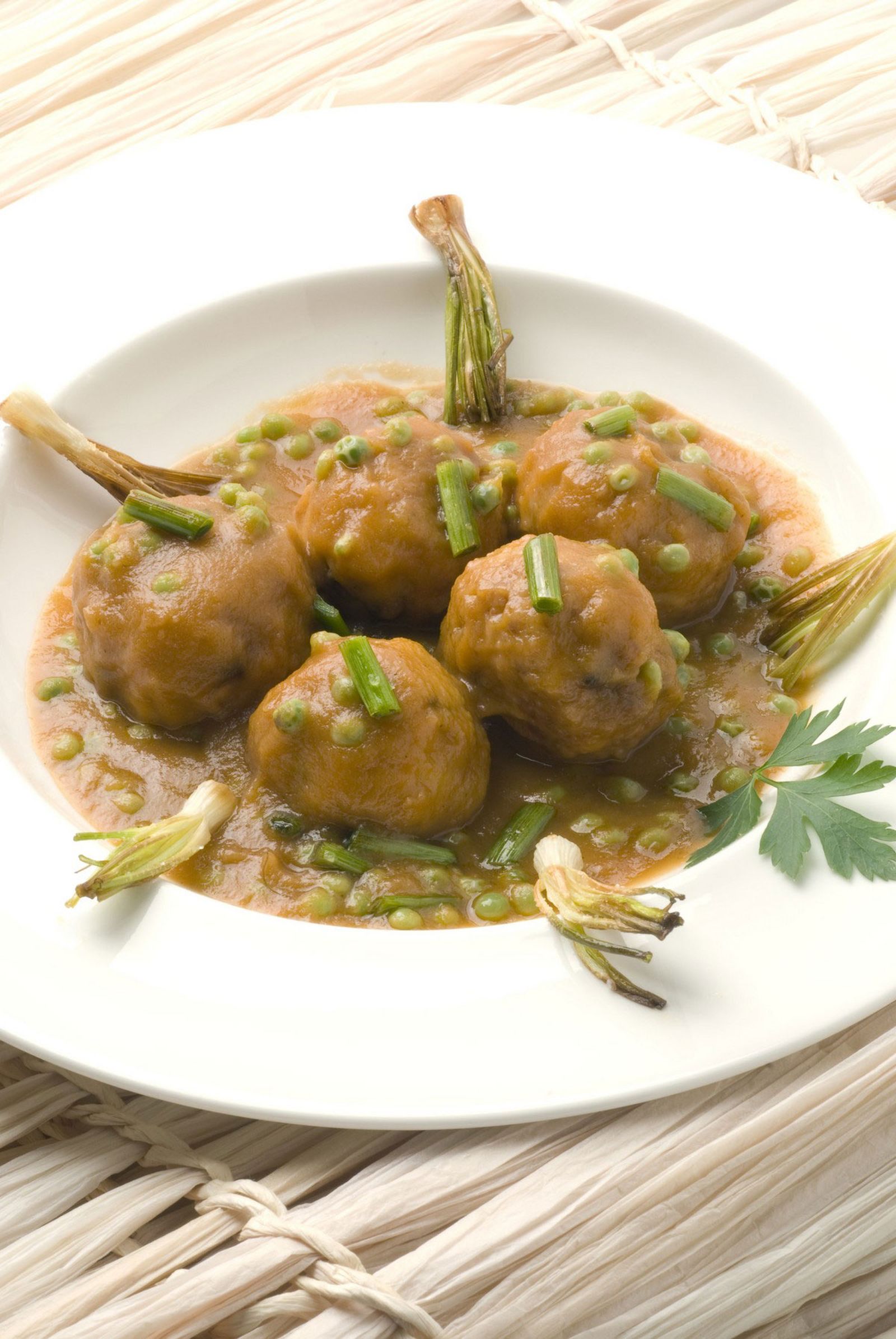 Albóndigas de pavo en salsa con guisantes y ajetes