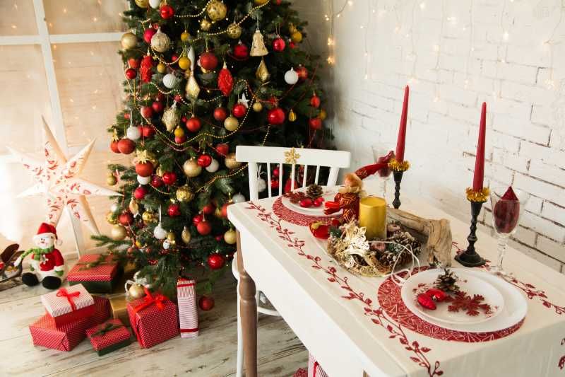 Comedor con árbol y decoración navideña tradicional.