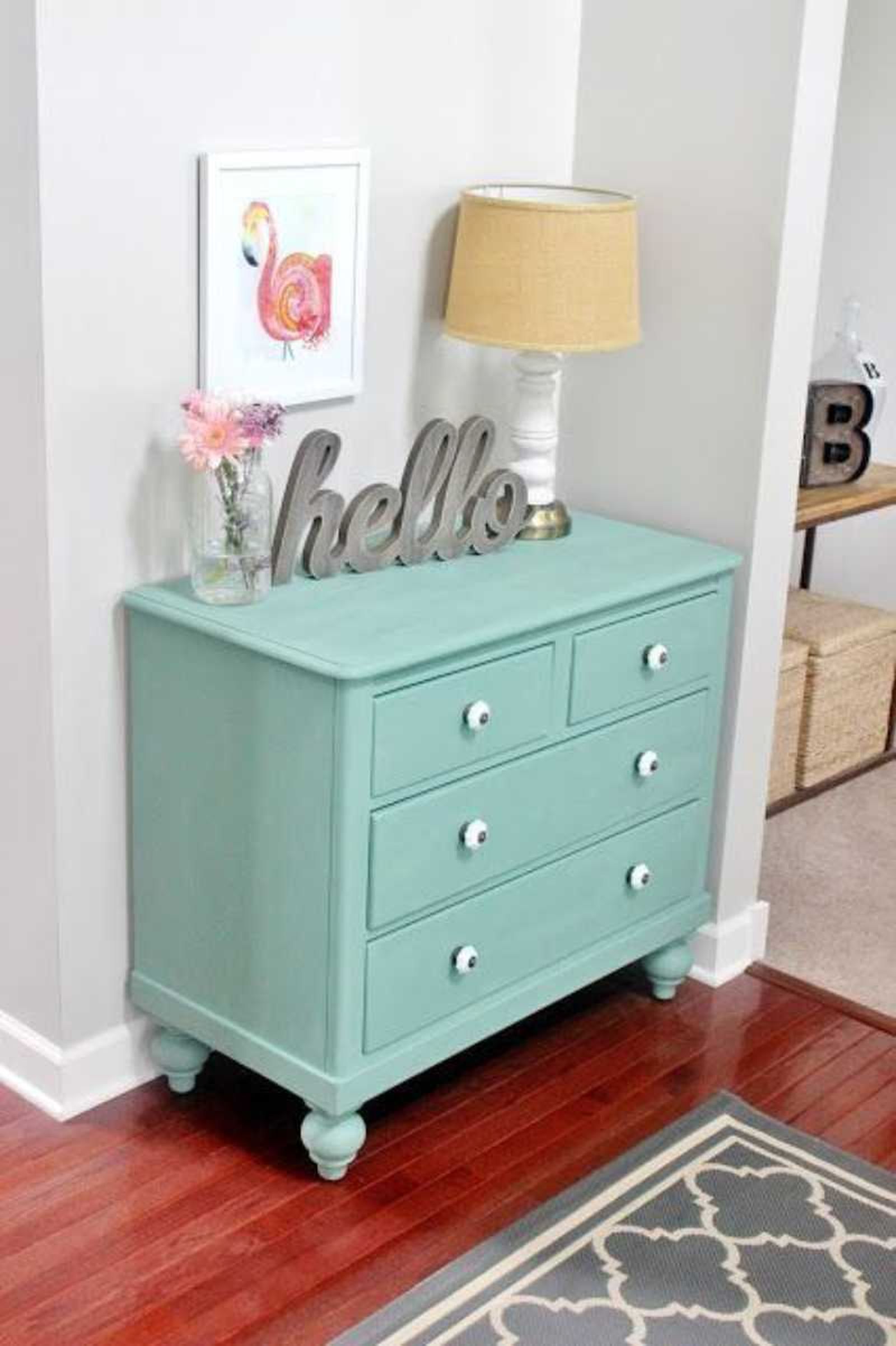 Mueble pintado con tiradores renovados.