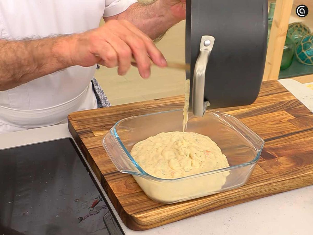 Mezcla la bechamel con las gambas y reserva