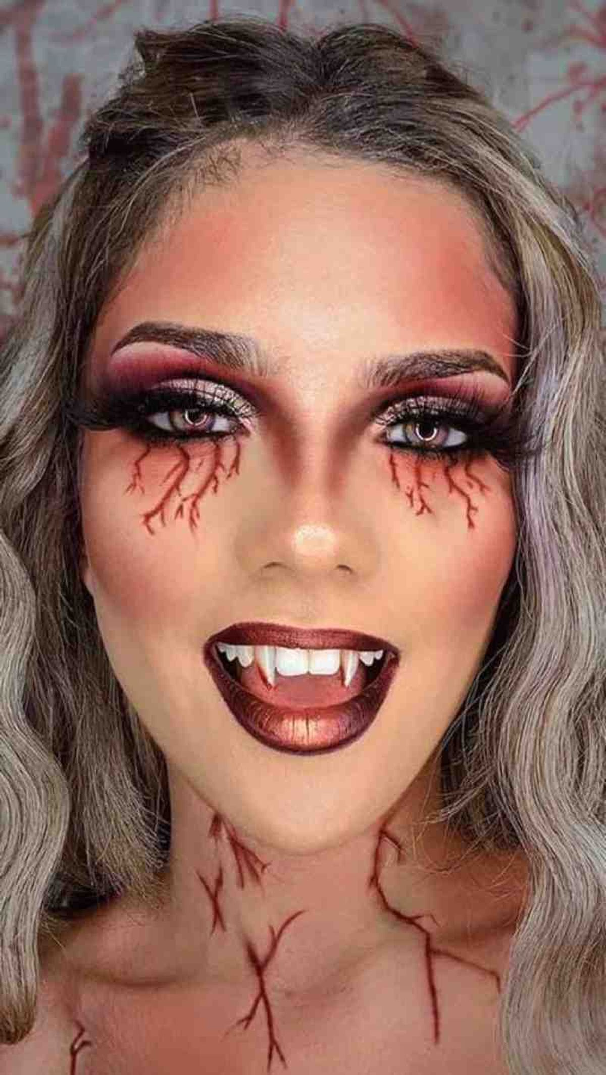 Puedes añadir unas pestañas postizas extra largas y una mirada ensangrentada