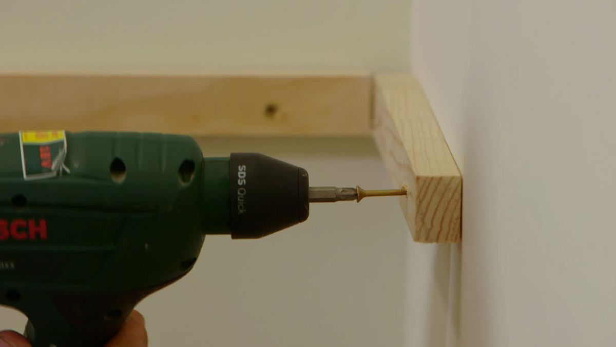 Cómo hacer una estantería esquinera paso 11