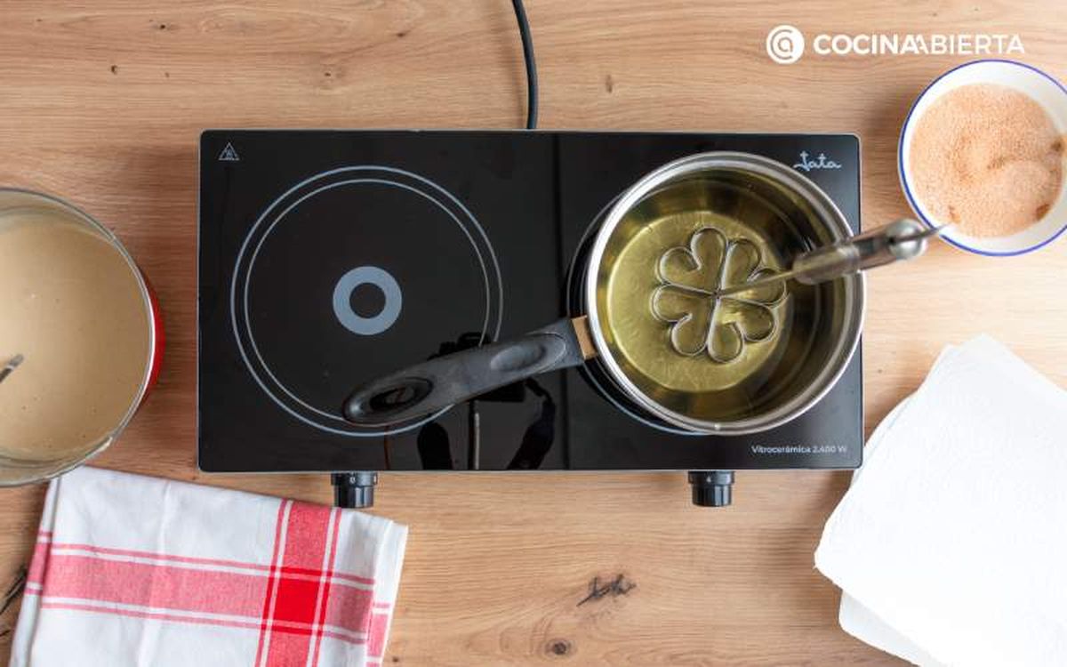 Calienta el aceite y el molde de flor