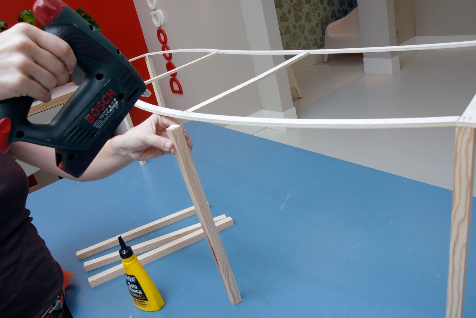 Cómo hacer una lámpara de pie de madera y papel paso 6