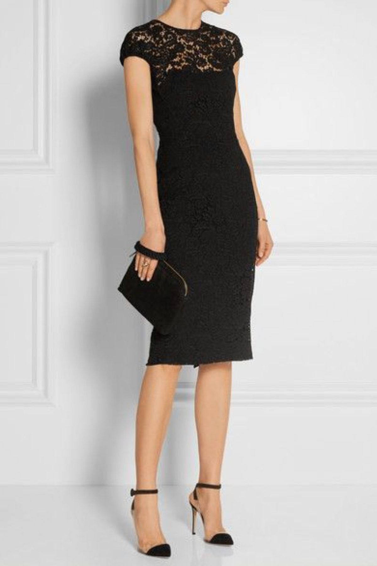 Vestido negro con hombros de encaje