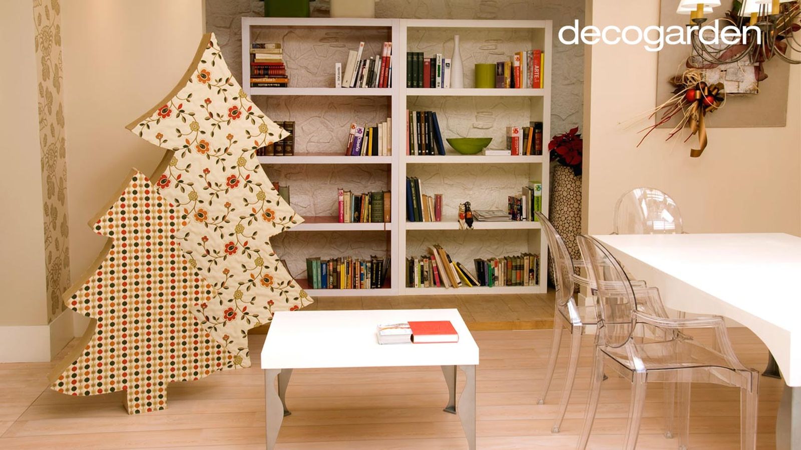 Estancia decorada con un árbol de Navidad de cartón y tela.