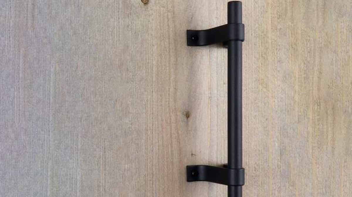 Tirador negro en una puerta de madera