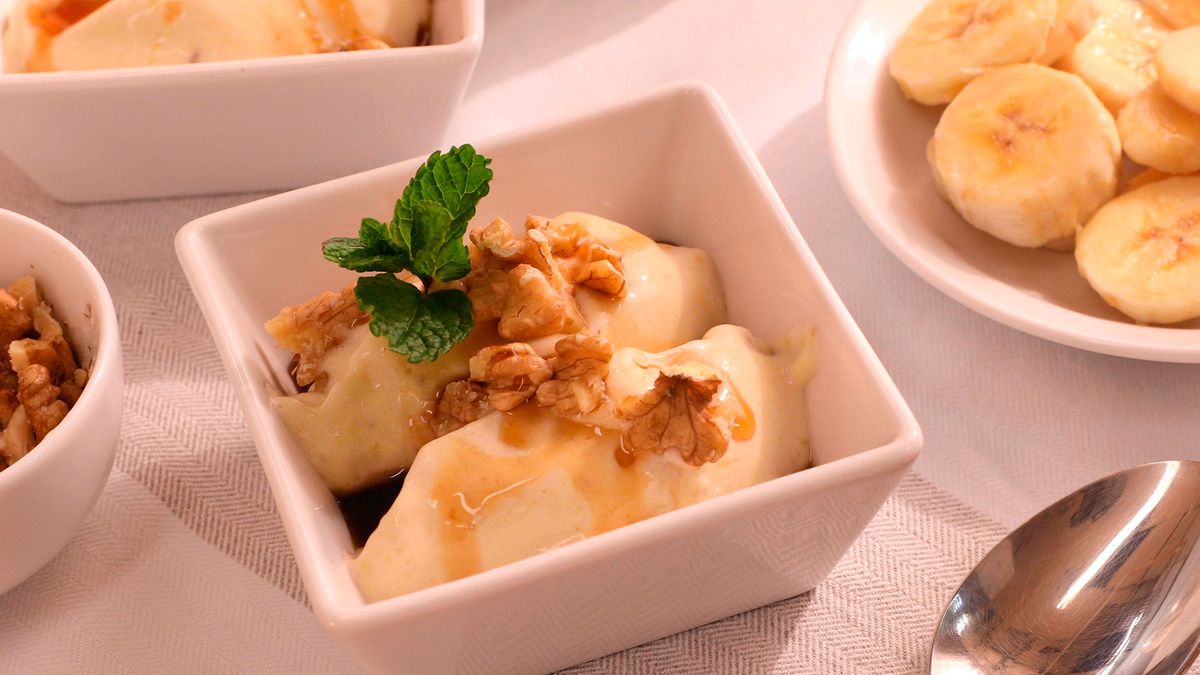 El helado de plátano se disfruta aún más con nueces crujientes, un toque de sirope de ágave y frescas hojas de menta