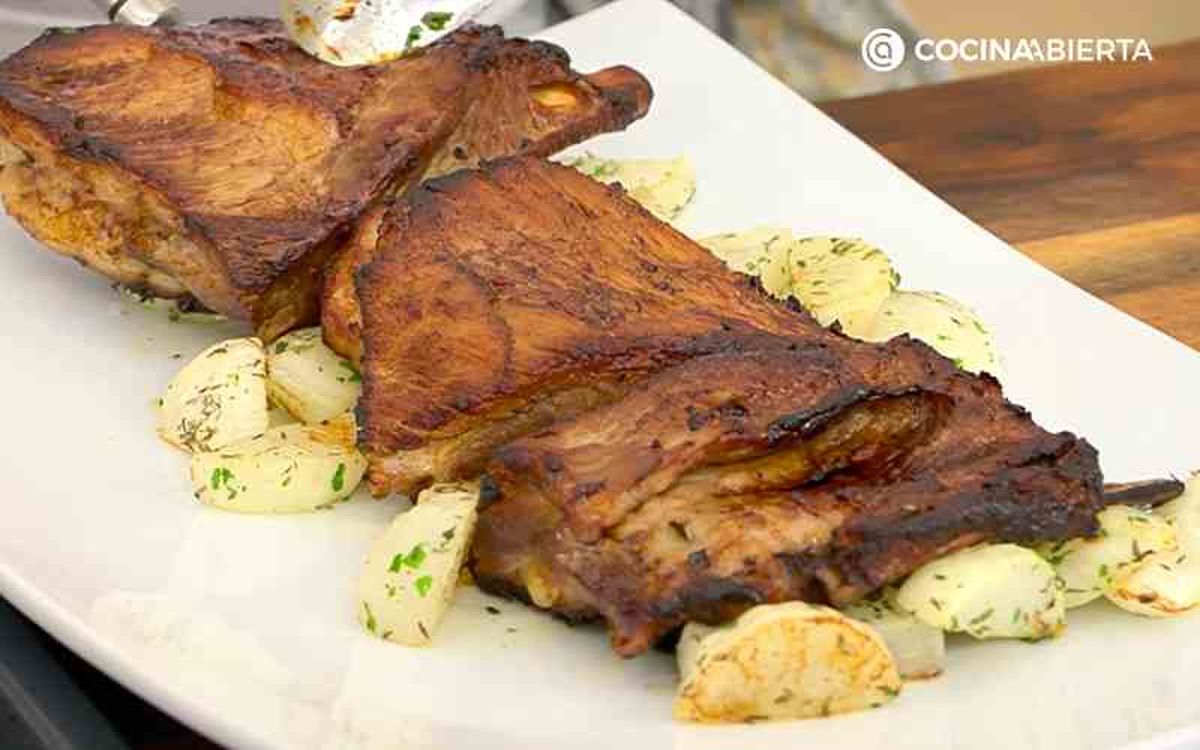 Acompaña las costillas de cerdo asadas con nabos