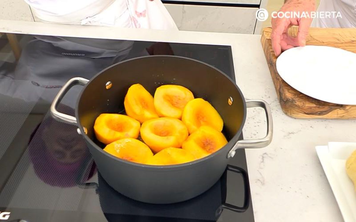 Incorpora los melocotones en el almíbar