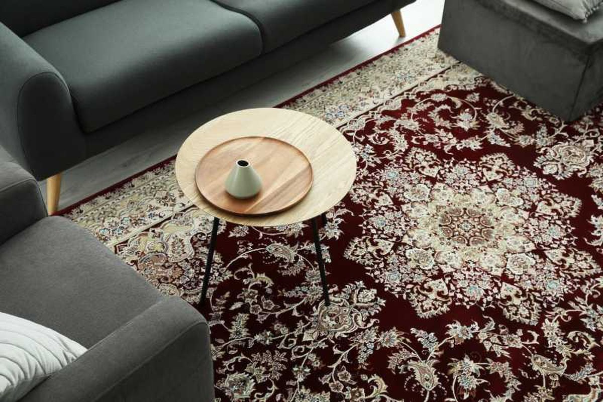 Salón con alfombra estampada de estilo antiguo.