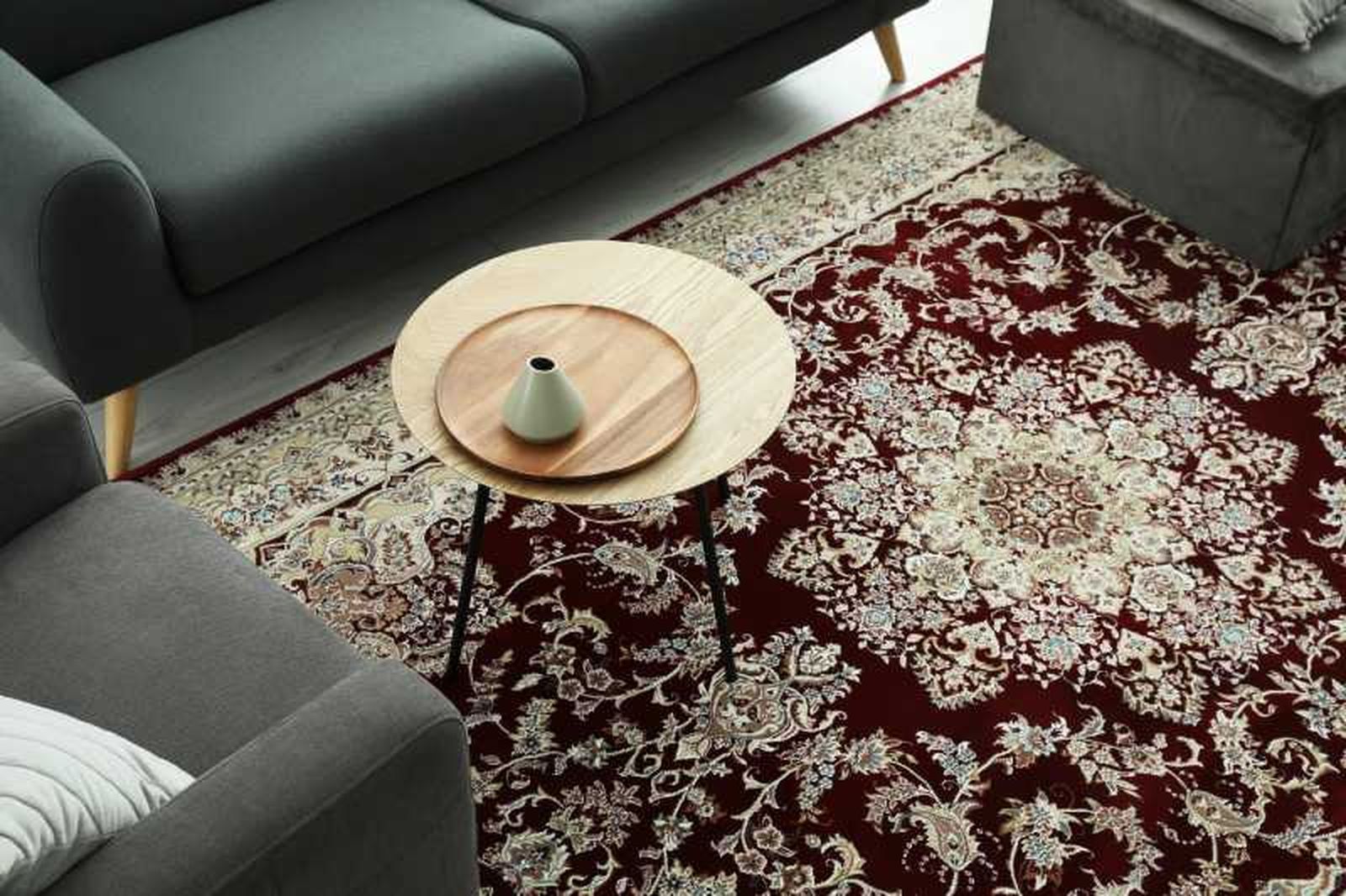 Salón con alfombra estampada de estilo antiguo.