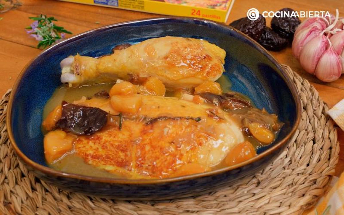 Elaboración de la receta de pollo con orejones y ciruelas - Sirve el pollo