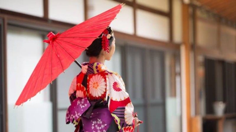 Cuida los complementos para darle un acabado más auténtico a tu disfraz de geisha