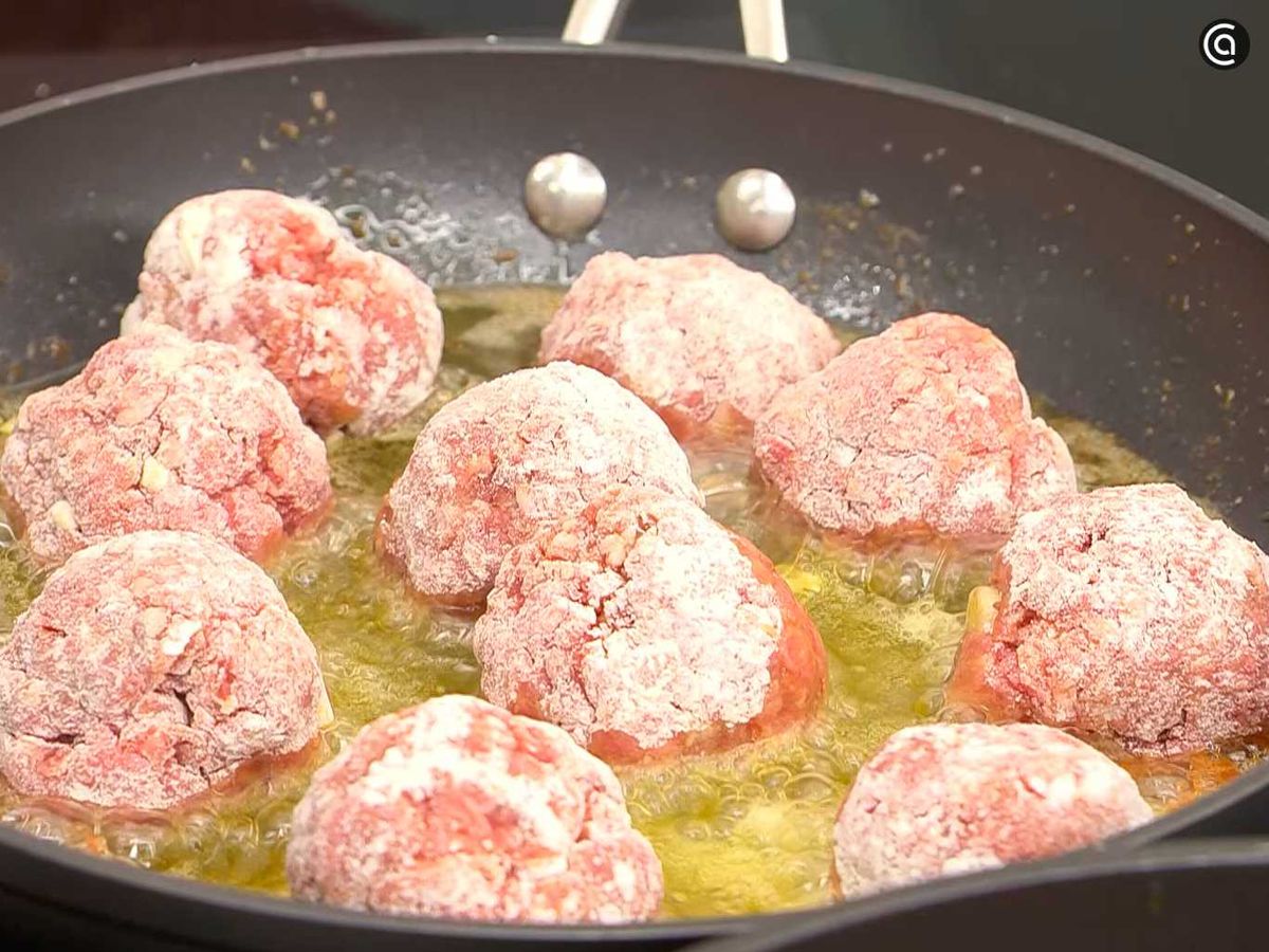 Fríe las albóndigas